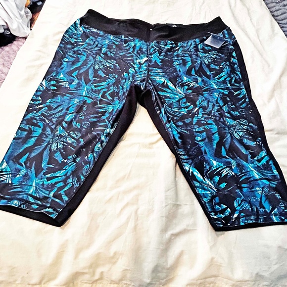 NEW PHOTOS! CAPRI LEGGINGS, BLUES/WHITE/BLACK, SIZE 5X, MOISTURE WICKING, PULL - Picture 1 of 16